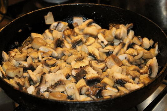 Картофельная запеканка с фаршем, грибами, помидорами и сыром в духовке