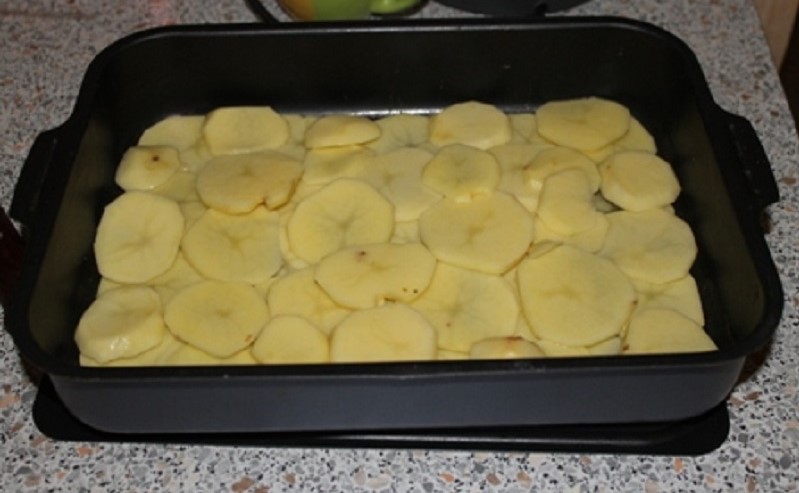 Картофельная запеканка с фаршем, помидорами и грибами в духовке