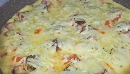 Пицца с майонезом и сметаной на сковороде