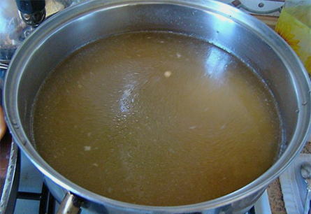 Гороховый суп с копчеными ребрышками в кастрюле