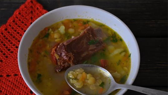 Суп гороховый с копчеными ребрышками в мультиварке Поларис