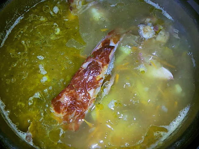 Суп гороховый с копченостями, ребрышками и картошкой