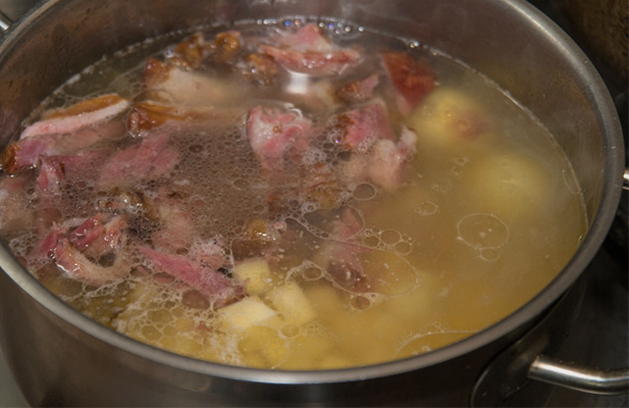 Гороховый суп с говяжьими копчеными ребрышками