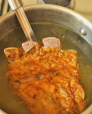 Гороховый суп со свиными копчеными ребрышками