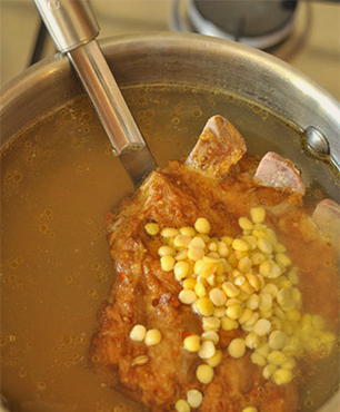 Гороховый суп со свиными копчеными ребрышками