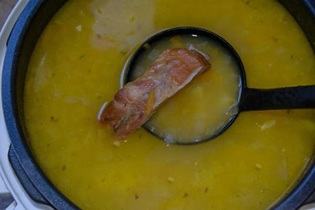 Гороховый суп с копчёностями в мультиварке - Лайфхакер