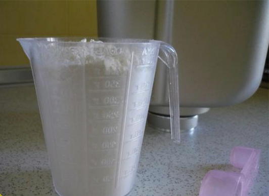 Мерный стакан сколько муки. 500 Гр муки в мерном стакане. Мерный стакан для муки. Для муки стакан пластиковая. 200 Грамм муки в мерном стакане.