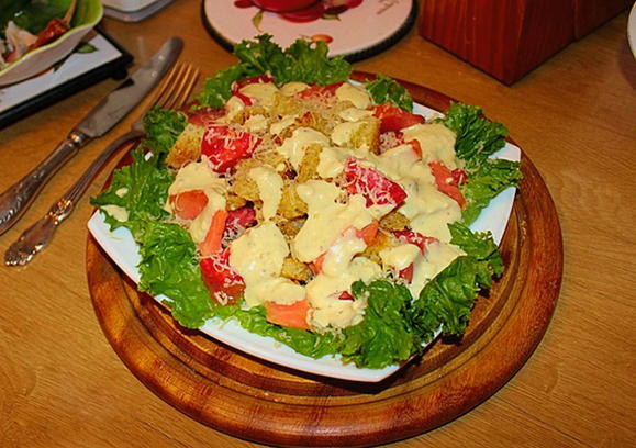 Салат с куриной грудкой и сухариками