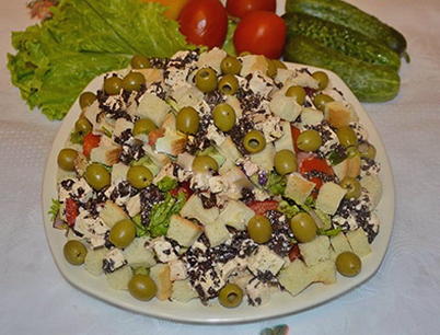 Греческий салат с сухариками классический