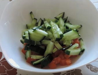 Греческий салат с пекинской капустой и сухариками