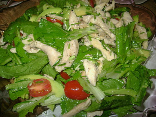Греческий островной салат с курицей и авокадо