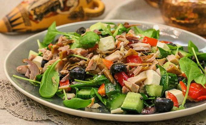 Популярный греческий салат с курицей, сыром, овощами и сухариками