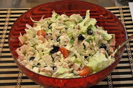 Греческий салат с курицей и сыром