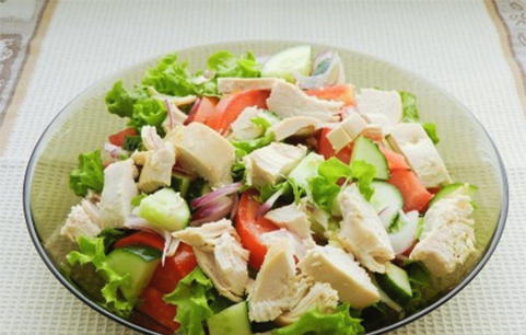 Греческий салат с курицей и брынзой
