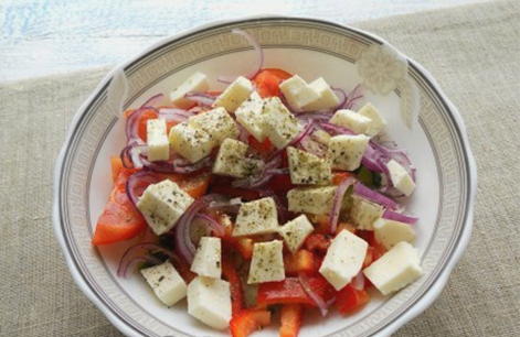 Греческий салат с брынзой и сухариками
