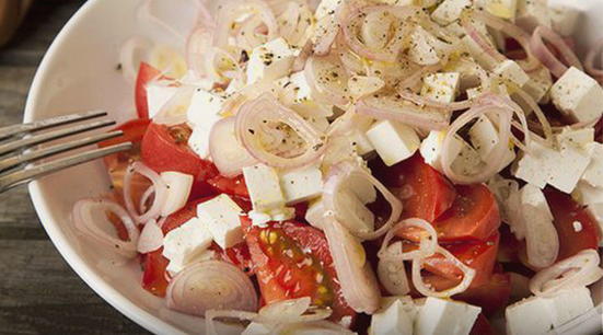 Греческий салат с брынзой и помидорами
