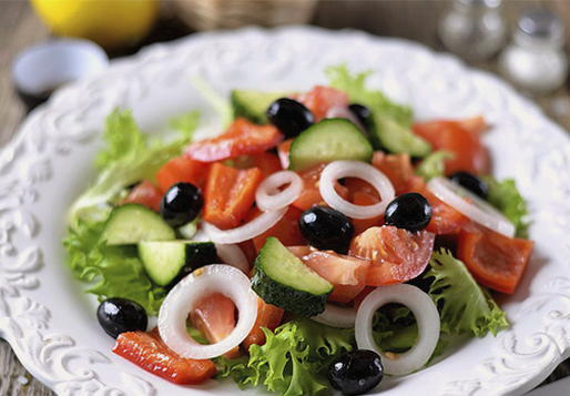 Греческий салат с брынзой и маслинами классический