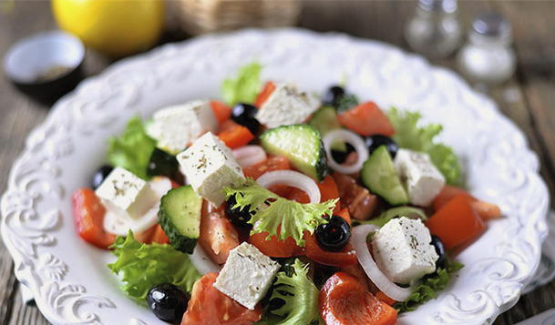 Греческий салат с брынзой и маслинами классический