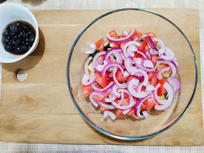 Греческий салат с фетаксой и помидорами