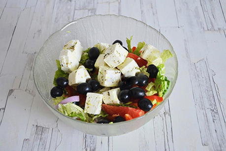 Греческий салат с фетаксой и маслинами