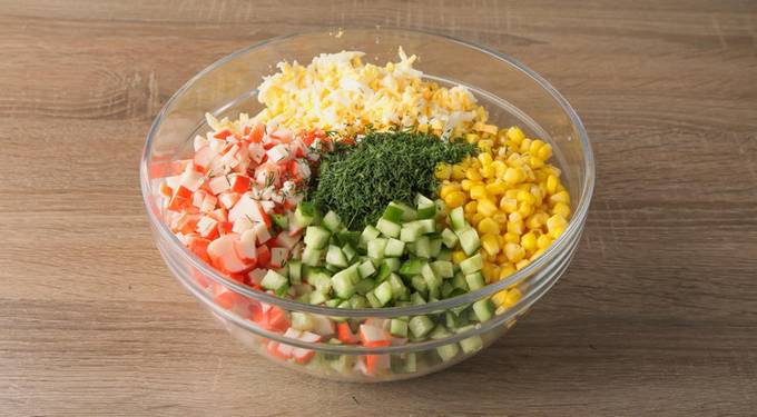 Крабовый салат с кукурузой и белокочанной капустой