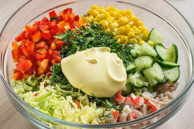 Крабовый салат с кукурузой, капустой и перцем