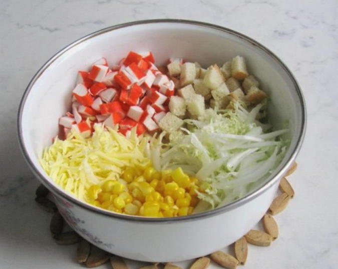 Крабовый салат с кукурузой, капустой и сухариками