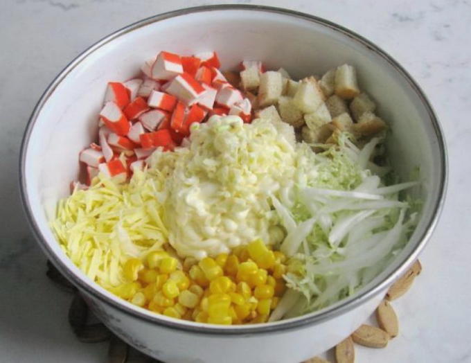 Крабовый салат с кукурузой, капустой и сухариками