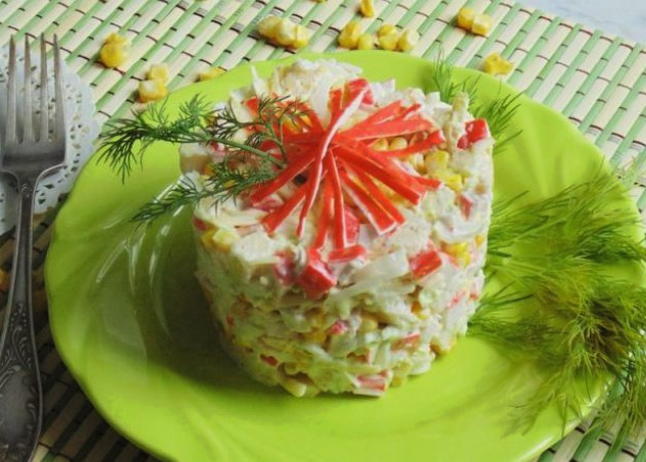Слоеный салат из крабовых палочек с сухариками