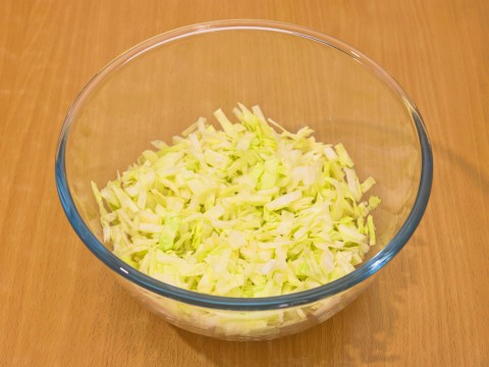 Крабовый салат с кукурузой, капустой и майонезом