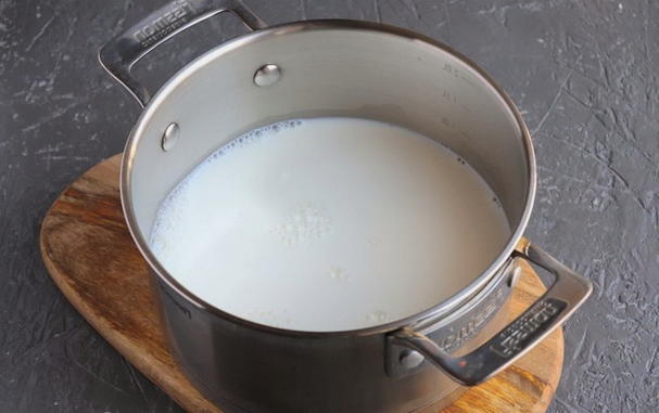 Заварной крем на молоке с крахмалом для медовика