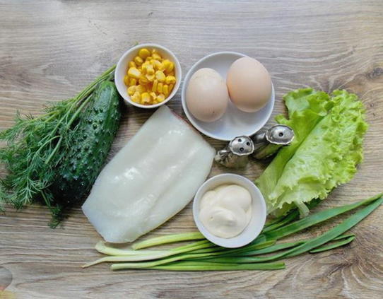 Салат c кальмарами, кукурузой, яйцом, огурцом и луком