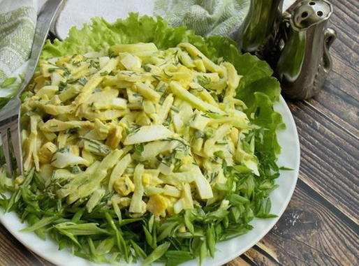 Салат с кальмарами, кукурузой и огурцом