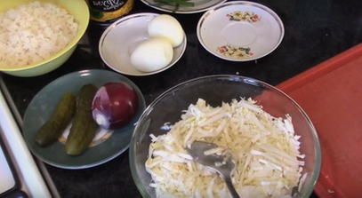 Салат с кальмарами, рисом, кукурузой, яйцом и огурцом