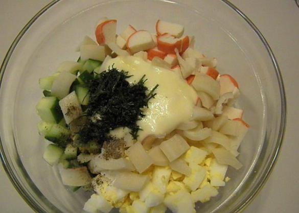 Салат с кальмарами, крабовыми палочками, свежим огурцом и яйцом