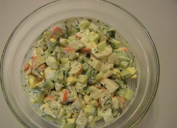Крабовый салат со свежими огурцами и рисом