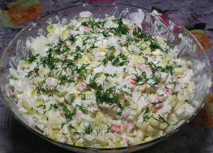 Салат с крабовыми палочками, кальмарами, кукурузой и огурцом