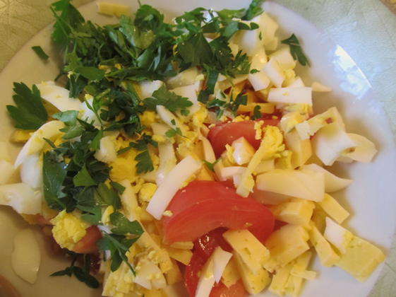 Салат с кальмарами, помидорами, сыром и чесноком