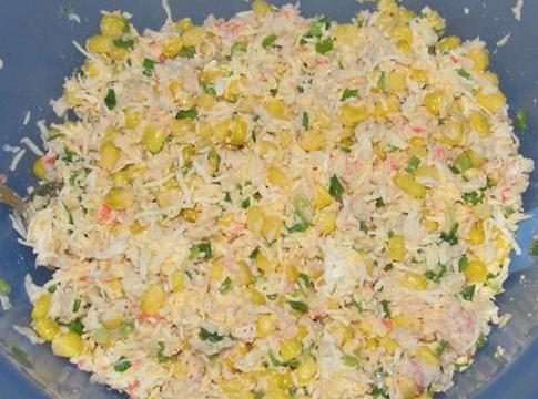 Крабовый салат с кукурузой, яйцом и луком