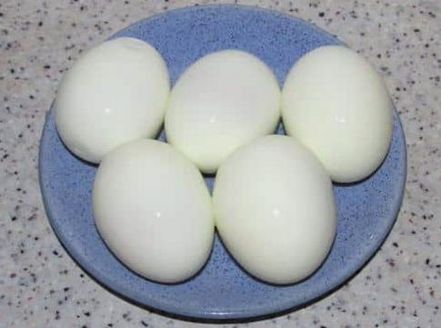 Крабовый салат с кукурузой, яйцом и луком