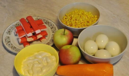 Крабовый салат с кукурузой, яйцом и яблоком