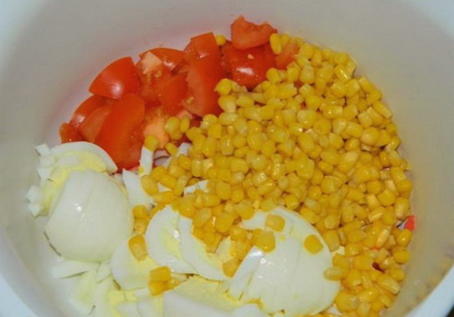 Крабовый салат с кукурузой, яйцом и сухариками