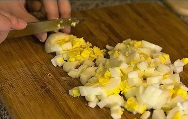Крабовый салат с кукурузой, яйцом и сыром