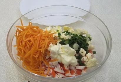 Крабовый салат с кукурузой, яйцом и корейской морковью