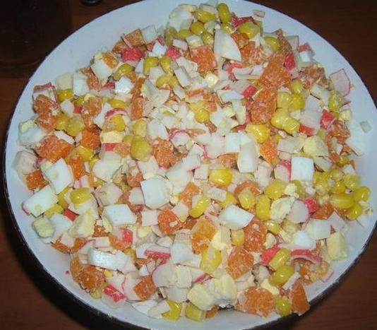 Крабовый салат с кукурузой, яйцом и морковью