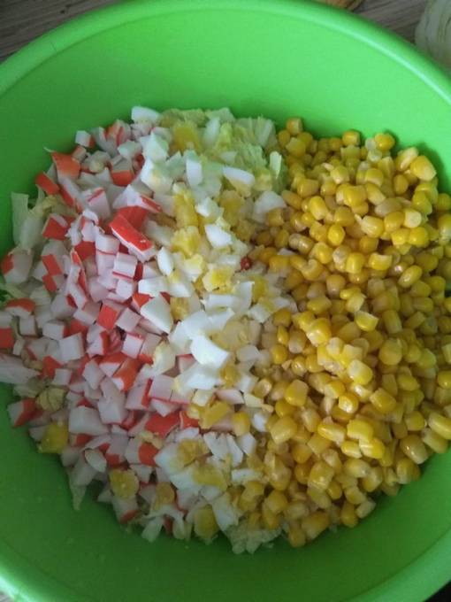 Крабовый салат с кукурузой, яйцом и пекинской капустой