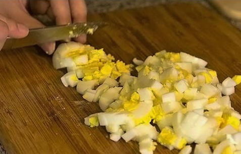 Крабовый салат с кукурузой, яйцом, рисом и сыром