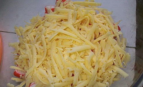 Крабовый салат с кукурузой, яйцом, рисом и сыром