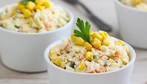 Видеорецепт: крабовый салат с рисом и кукурузой