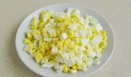Крабовый салат с кукурузой, яйцом, рисом и майонезом